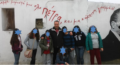 Βόλτα στο χωριό Μυρτιά. Οι μαθητές και ο δάσκαλος της τάξης μας μπροστά στον τοίχο ενός σπιτιού με την εικόνα και μερικά από τα λόγια του Νίκου Καζαντζάκη.